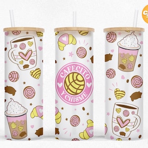 Puede incluir: Tres vasos blancos con un patrón rosa y marrón de tazas de café, pasteles y corazones. Los vasos tienen una tapa de bambú y una pajita. El patrón incluye el texto "Cafecito y Chismes".