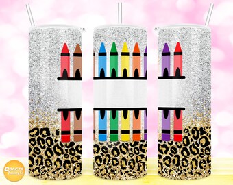 Puede incluir: Tres vasos de acero inoxidable con acabado de purpurina plateada y un diseño de estampado de leopardo en la parte inferior. Cada vaso presenta una fila de crayones coloridos con contornos negros.