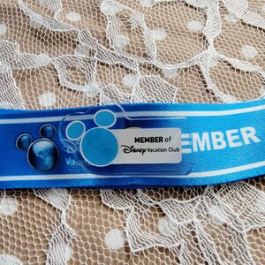 Puede incluir: Tarjeta de membresía del Disney Vacation Club azul y blanca con un logotipo de Mickey Mouse y el texto "MEMBER of Disney Vacation Club".