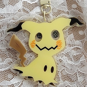 Mimikyu Wiggly Eye Acrylic Shaker Charm | Yellow Ghost Fairy Pocket Monster Double-sided Shaker Keychain | Cute Kawaii Mimikyu Keyring