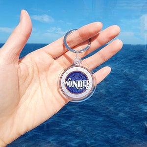 Gepersonaliseerde Disney Cruise Line-sleutelhanger | Patrijspoort Disney-passagiershut | Disney Magie, Wonder, Droom, Fantasie | Cadeau-idee Disney visverlenger