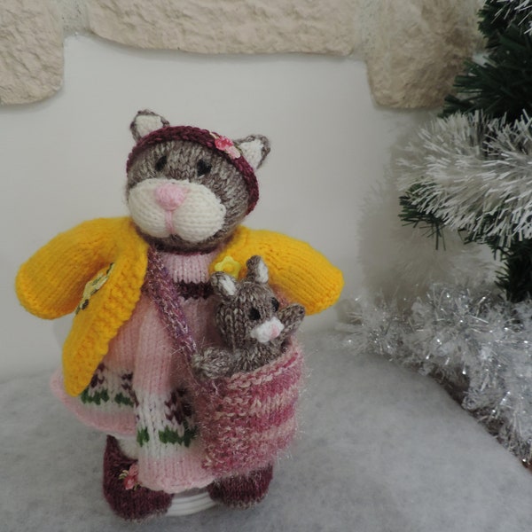 Peluche poupée chat avec chaton et sa garde robe  tricotée à la main "Rose et son chaton"