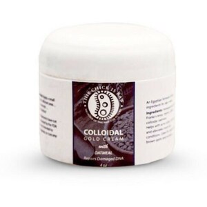 Pu&ograve; includere: Un barattolo bianco con un'etichetta nera che recita "This Chick Is Raw" e "Colloidal Gold Cream with Oatmeal Repairs Damaged DNA". Il barattolo &egrave; da 4 oz.