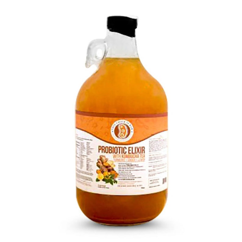 Puede incluir: Una botella de vidrio transparente con tapa negra y asa. La botella est&aacute; llena de un l&iacute;quido amarillo y tiene una etiqueta que dice "Probiotic Elixir with Kombucha Tea Turmeric - Ginger - Lemon".