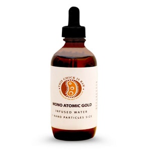 Könnte beinhalten: Eine braune Glasflasche mit Tropfer und einem weißen Etikett. Das Etikett zeigt ein Logo mit dem Text "This Chick Is Raw" und den Worten "Mono Atomic Gold Infused Water Nano Particles Size".