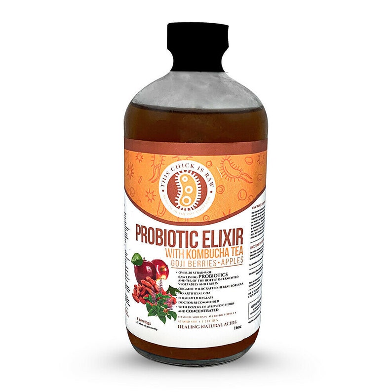 K&ouml;nnte beinhalten: Eine Glasflasche mit probiotischem Elixier mit Kombucha-Tee, Goji-Beeren und &Auml;pfeln. Die Flasche ist mit "This Chick Is Raw" beschriftet und zeigt ein Cartoon-K&uuml;ken mit einem rot-wei&szlig;-blauen Design. Das Etikett enth&auml;lt auch den Text "Probiotic Elixir" und "Healing Natural Acids".