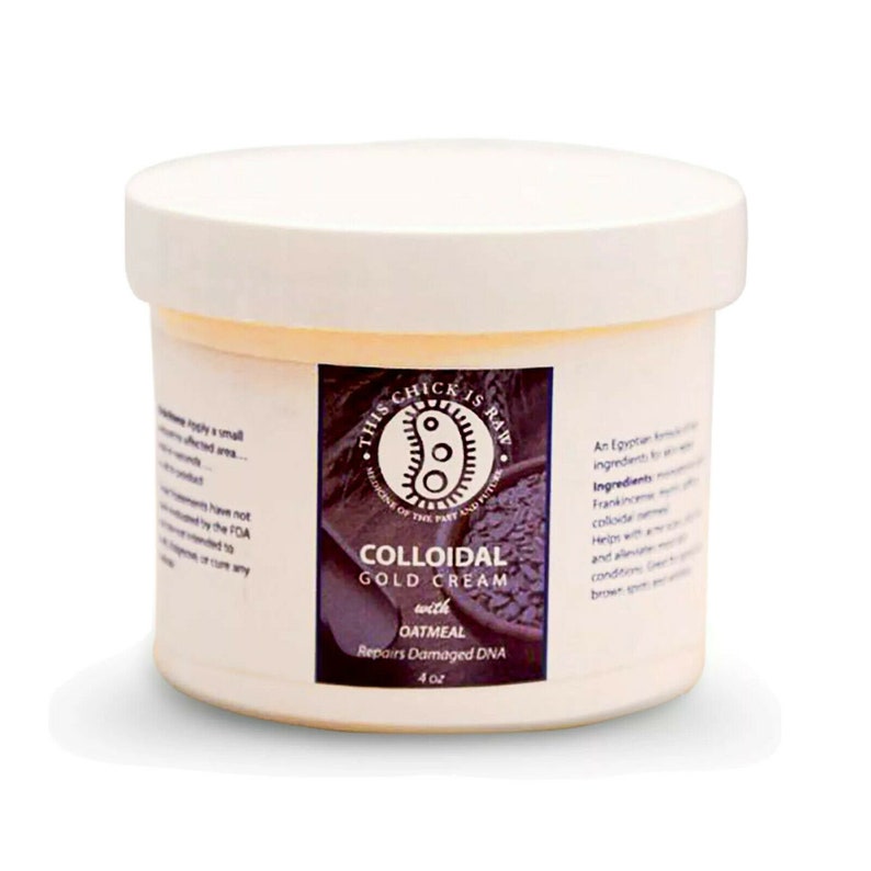 Pu&ograve; includere: Un barattolo bianco con un'etichetta viola che recita "This Chick Is Raw" e "Colloidal Gold Cream with Oatmeal Repairs Damaged DNA". Il barattolo contiene un prodotto di colore crema.