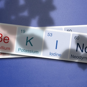 Adesivo in vinile "Be Kind" con la tavola periodica - Gentilezza ispirata alla scienza, impermeabile, resistente, regalo perfetto per gli amanti della scienza e i sostenitori della gentilezza.