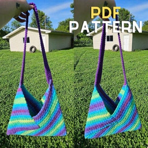 Puede incluir: Un bolso de crochet colorido con una correa morada. El bolso tiene forma triangular y un patrón de rayas verdes, azules y moradas. El bolso está colgado de una correa morada y está delante de un fondo de hierba verde. El texto "PDF PATTERN" está escrito en letras blancas sobre un fondo negro.