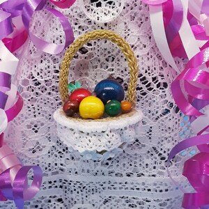 Full fruit basket white lace and four white flowers X