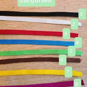 Pu&ograve; includere: Otto nastri di diversi colori, numerati da 1 a 8. I colori sono nero, bianco, rosso, blu, verde, marrone, giallo e viola.
