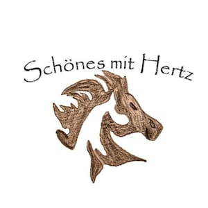 Pu&ograve; includere: Un'illustrazione di una testa di cavallo marrone con il testo "Sch&ouml;nes mit Hertz" sopra.