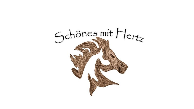 Pu&ograve; includere: Un'illustrazione di una testa di cavallo marrone con il testo "Sch&ouml;nes mit Hertz" sopra.