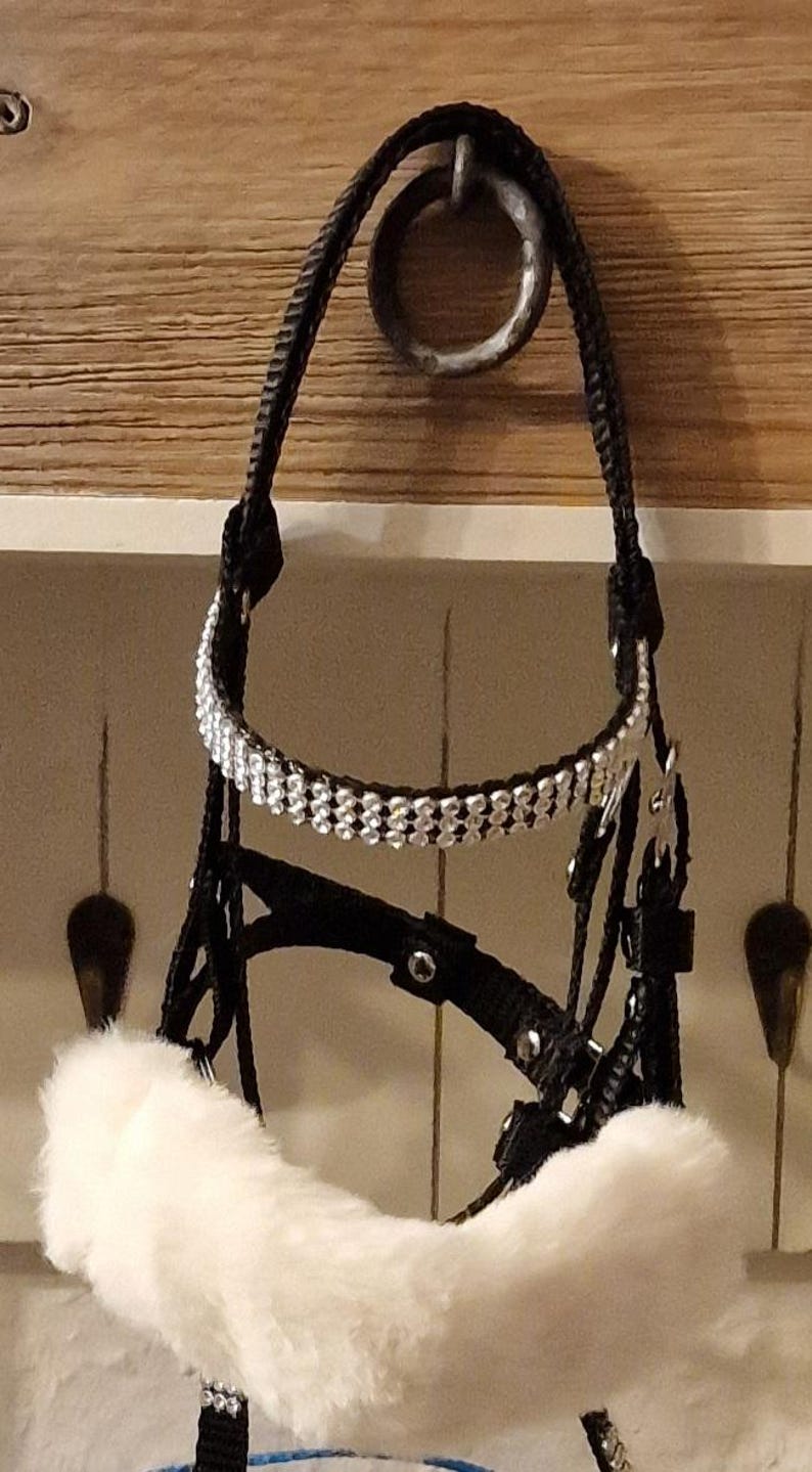 Briglia per Hobby Horse con frontalino glitterato, imboccatura, sottogola in peluche e redini fisse *SU MISURA - Guarda il video! immagine 11