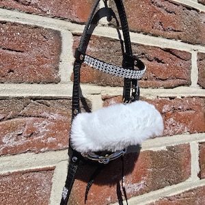 Schöne HobbyHorse Trense mit Mundstück, Zügeln und abnehmbaren Plüschbezug am Nasenriemen. Englische Trense. Glitzerstirnriemen. Viele Farben.