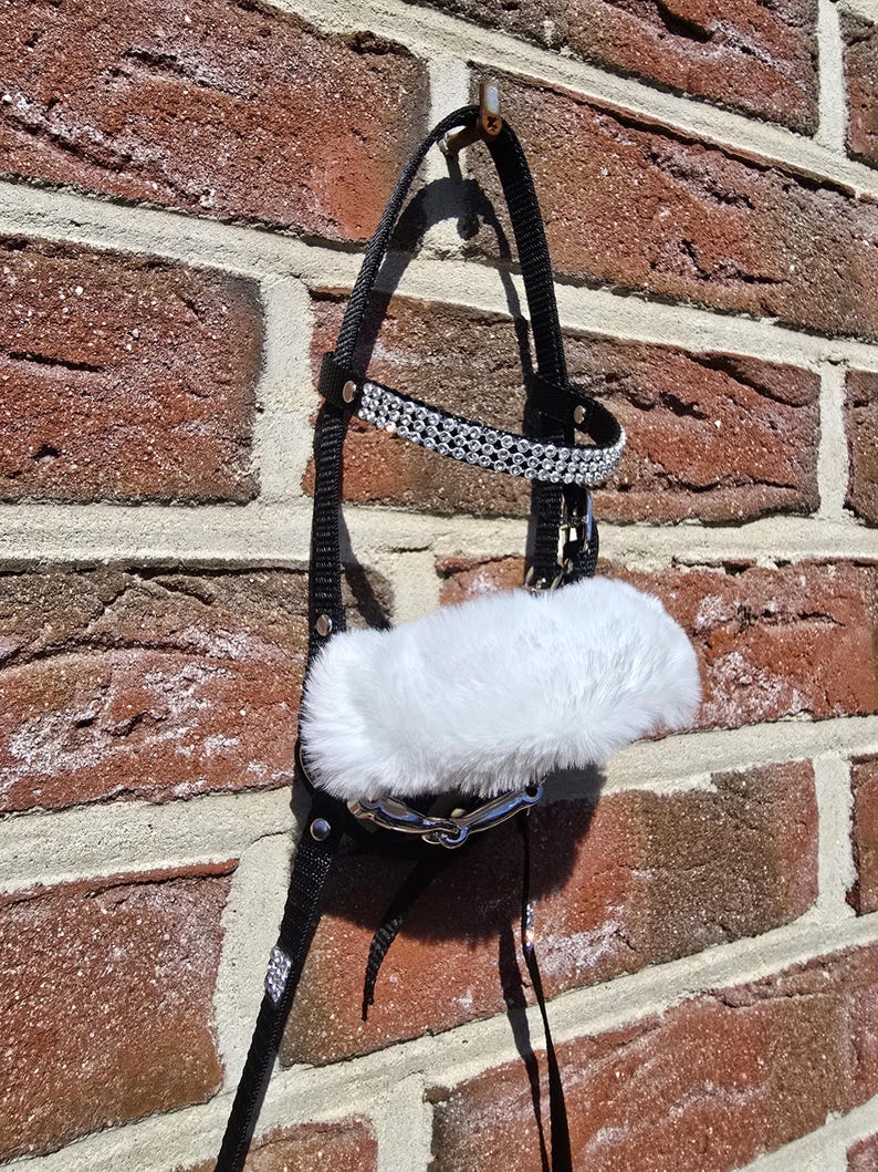 Schöne HobbyHorse Trense mit Mundstück, Zügeln und abnehmbaren Plüschbezug am Nasenriemen. Englische Trense. Glitzerstirnriemen. Viele Farben.