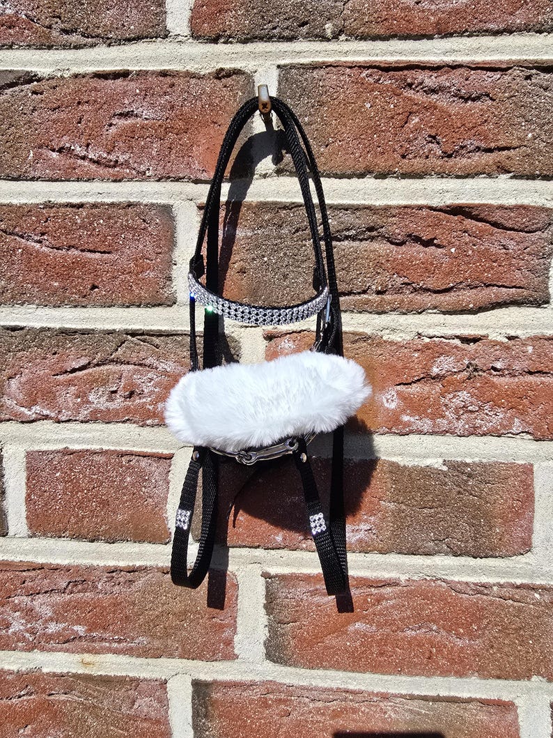 Briglia per Hobby Horse con frontalino glitterato, imboccatura, sottogola in peluche e redini fisse *SU MISURA - Guarda il video! immagine 9