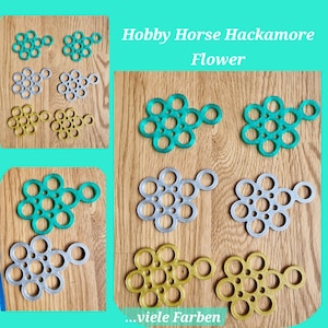 Op de afbeelding: Hobby Horse Hackamore Flower in turquoise, zilver en goud. De hackamore is een type paardenhoofdstel dat wordt gebruikt voor training en rijden.