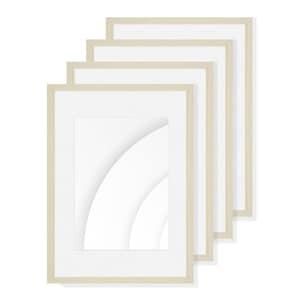 Puede incluir: Una pila de cuatro marcos de fotos rectangulares con un acabado de madera clara. Cada marco tiene un paspartú blanco y una abertura rectangular. Los marcos están dispuestos en diagonal, mostrando las líneas limpias y la paleta de colores neutros.