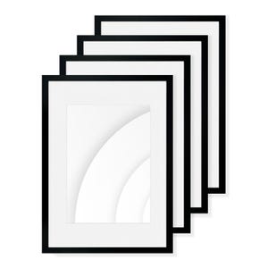 Puede incluir: Una pila de cinco marcos de fotos negros con paspartús blancos. Los marcos son rectangulares con un diseño limpio y moderno. Los paspartús blancos crean un borde alrededor del espacio para una fotografía o una obra de arte.