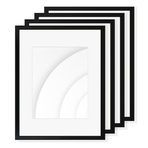 Puede incluir: Una pila de cuatro marcos de fotos negros con paspartú blanco. Los marcos tienen una abertura rectangular y un diseño limpio y moderno. El paspartú blanco crea un borde alrededor de la abertura central, adecuado para exhibir obras de arte o fotos.