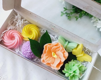 Presentask med doftande tvål: Handgjorda blommiga tvålsets, färdig present.