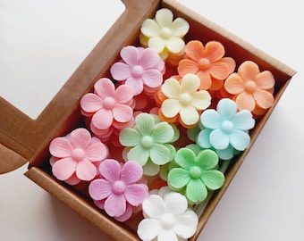 Mini saponette floreali fatte a mano come bomboniere: saponette per invitati al matrimonio in grandi quantità