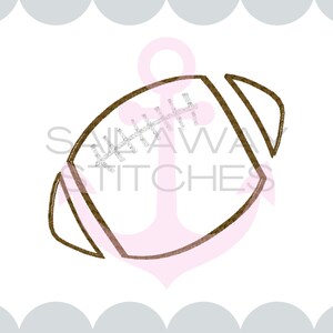 Könnte beinhalten: Ein brauner Umriss eines Footballs mit weißen Nähten, vor weißem Hintergrund. Der Text "SAWAWA STITCHES" ist sichtbar. Der Text "Available in 2.5, 3, 3.5, 4, 4.5 and 5." ist ebenfalls vorhanden. Das Design ist von einem rosa Anker und grauen Wellenrändern umgeben.