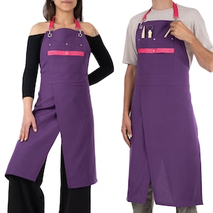 Könnte beinhalten: Zwei lilafarbene Schürzen mit rosa Akzenten und verstellbaren Trägern. Eine Schürze hat eine kleine Tasche mit einem Werkzeughalter.