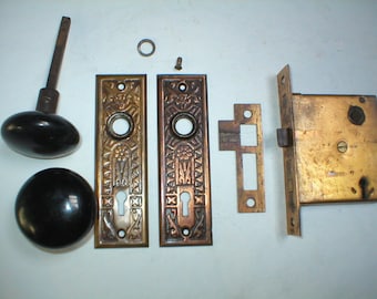Herrajes para puertas antiguos de la época victoriana