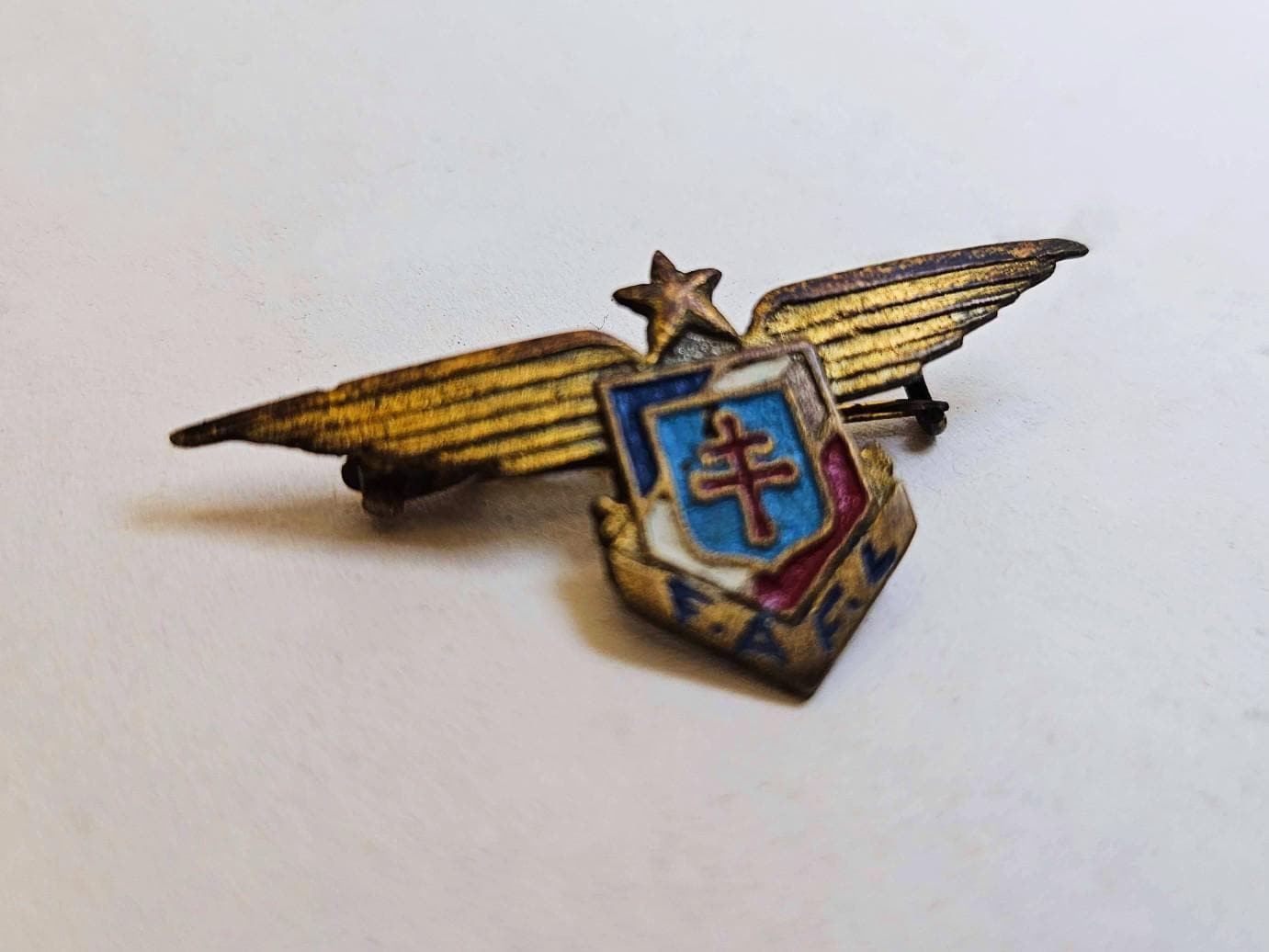 Broche Militaire Vintage - Métal Doré - Accessoire Collectionneur Unique