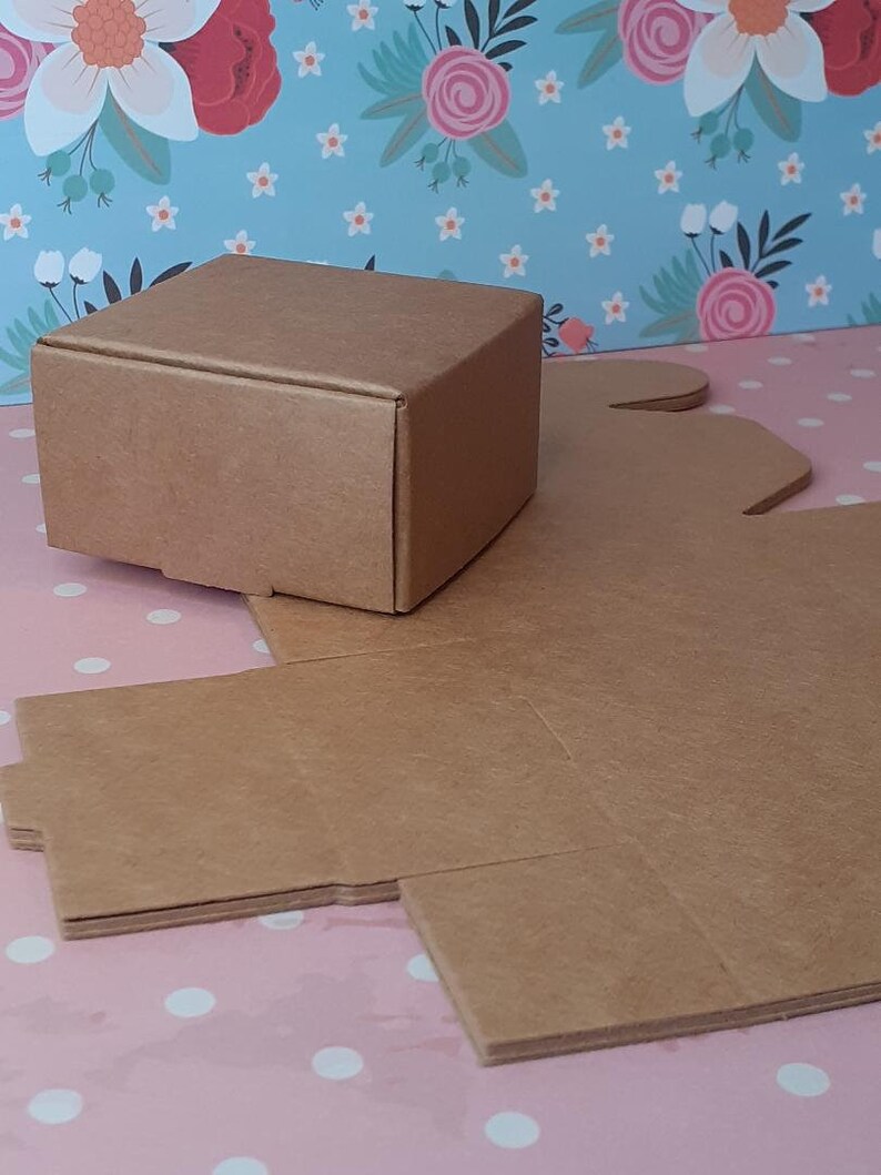 K&ouml;nnte beinhalten: Ein brauner Karton mit Deckel. Die Schachtel ist flach zusammengefaltet und bereit zum Zusammenbauen. Die Schachtel ist aus robustem Karton und eignet sich perfekt zum Verpacken kleiner Geschenke oder Artikel.