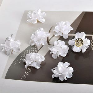 Orecchini pendenti con petali di fiori in acrilico, orecchini pendenti a forma di fiore per la creazione di gioielli, orecchini floreali semplici, orecchini con petali di fiori bianchi