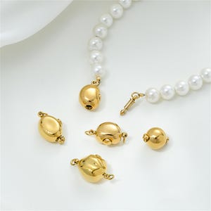 Puede incluir: Cinco cierres dorados para collares o pulseras. Los cierres son de diferentes formas, incluyendo redondo, ovalado y un cierre de palanca.