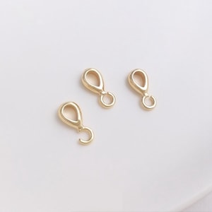 Puede incluir: Tres cierres de langosta de metal dorado. Los cierres son pequeños y tienen forma de lágrima.