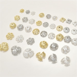 Peut inclure: Assortiment de capuchons de perles en métal doré, argenté et laiton avec des motifs complexes. Les capuchons de perles sont parfaits pour ajouter une touche décorative à vos projets de fabrication de bijoux.