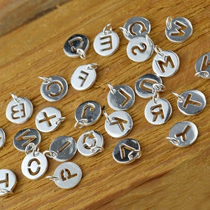 Hängsmycke med rund bokstav i sterlingsilver, alfabetsarmband, initialhalsband, skrivmaskinsörhänge, monogramsmycken, personlig berlock