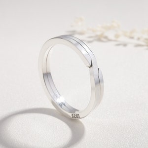 Pu&ograve; includere: Un anello d'argento con un design unico intrecciato. L'anello &egrave; contrassegnato dal numero "925" all'interno.