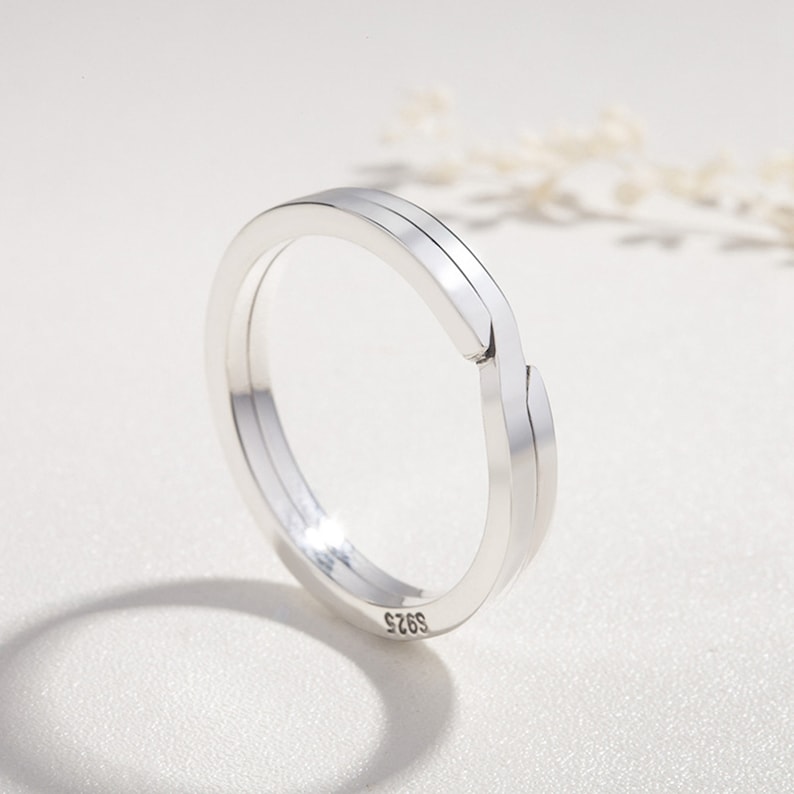 Pu&ograve; includere: Un anello d'argento con un design unico intrecciato. L'anello &egrave; contrassegnato dal numero "925" all'interno.