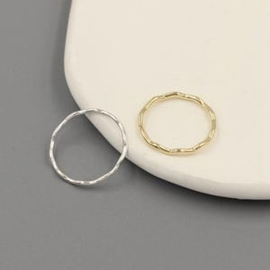 Anillos de onda rellenos de oro de 14 quilates, anillo de banda relleno de oro, anillos para nudillos, anillo apilable, anillo de onda, anillos delicados, joyería minimalista, regalo para ella