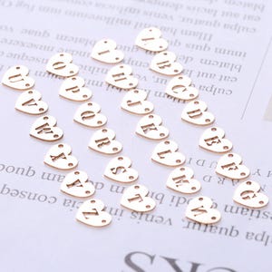 Elos de coração preenchidos com ouro 14K de A a Z/0 a 9, pingentes conectores de letras preenchidas com ouro para suprimentos de fabricação de joias, pingentes de coração com número/alfabeto para pulseira