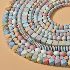 Może przedstawiać: Kolekcja kolorowych, pastelowych koralików z kamieni szlachetnych w różnych kształtach i rozmiarach. Koraliki są wykonane z naturalnego kamienia i mają unikalny, marmurowy wygląd.