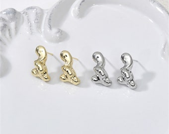 Poste de pendiente irregular chapado en oro de 14K con lazo, poste de oreja liso, perno de oreja geométrico, poste de oreja boho, poste delicado, componente de pendiente