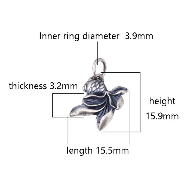 K&ouml;nnte beinhalten: Silberner Anh&auml;nger in Form eines Goldfisches. Der Anh&auml;nger ist 15,5 mm lang, 15,9 mm hoch und 3,2 mm dick. Der Innendurchmesser des Rings betr&auml;gt 3,9 mm.