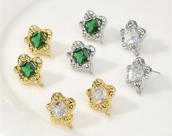 4 orecchini a forma di fiore con pavé di zirconi cubici e smeraldi in oro, 14 x 10 mm, orecchini a bottone a forma di fiore in ottone placcato oro (GB-3128) - Italia