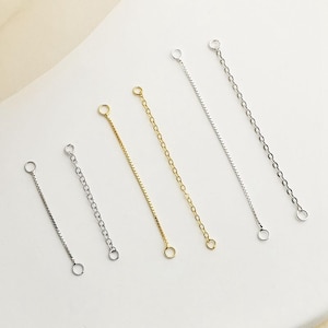 Può includere: Sei prolunghe per catene di gioielli in tonalità argento e oro. Ogni prolunga ha un piccolo anello ad entrambe le estremità e un design a catena. Le catene variano in lunghezza e stile, inclusi collegamenti a catena a cavo e a maglia.