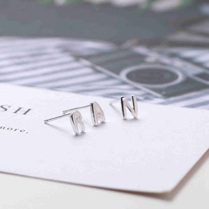 30 pares de pendientes de plata de ley con letras del alfabeto, pendientes de plata 925 con letras, pendientes con letras, pendientes de botón con letras del alfabeto, accesorios para pendientes.