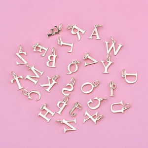 Dije de letra de plata esterlina, dije de alfabeto de plata s925, dije de pulsera al por mayor, dije de pendiente al por mayor, dije de collar al por mayor, dijes pequeños