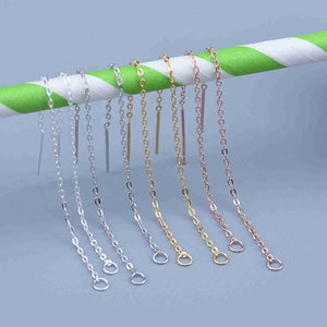 Puede incluir: Un conjunto de ocho extensores de cadena para pendientes en plata, oro y oro rosa. Cada extensor presenta una cadena delicada con un pequeño bucle en el extremo.