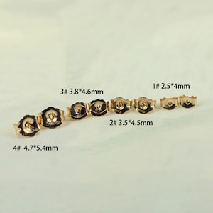 Op de afbeelding: Een set van tien gouden oorbelruggen in verschillende maten. De ruggen zijn gerangschikt in een rij van de kleinste tot de grootste. De maten zijn aangegeven met nummers en metingen in millimeters.  1# 2.5*4mm, 2# 3.5*4.5mm, 3# 3.8*4.6mm, 4# 4.7*5.4mm.